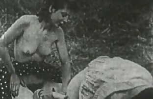 Une black au video gay amateur gratuit bonnet mince donne une branlette à un mec blanc en fumant une cigarette
